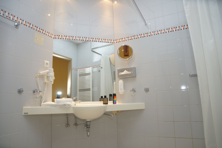 Bathroom 5, Warias Hotel & Restaurant, Saalekreis