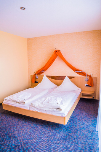 Bedroom 3, Warias Hotel & Restaurant, Saalekreis