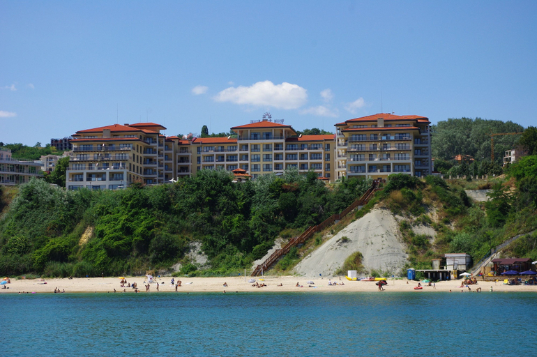 Exterior & Views