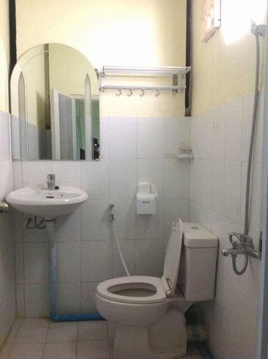 Bathroom, Kaing Villa, Kawkareik