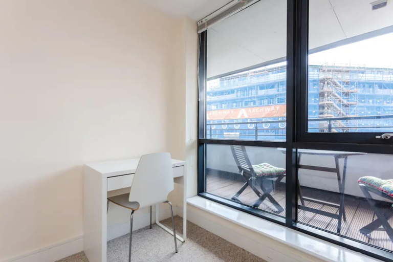 Others 3, Vivid Apartment in Central London, London