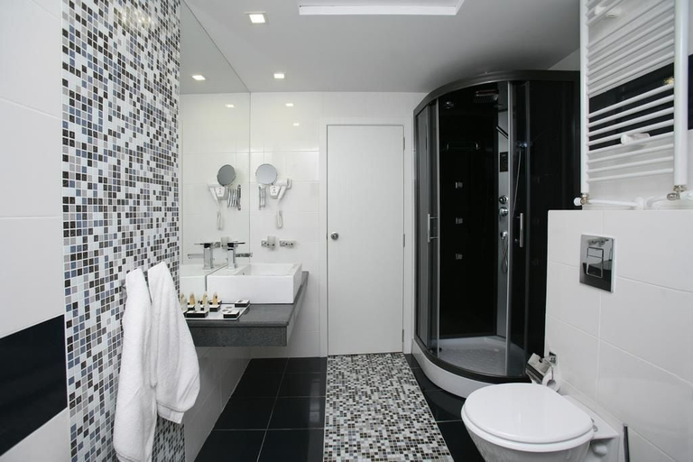 Bathroom 5, Grand Hotel Riga, Rousse