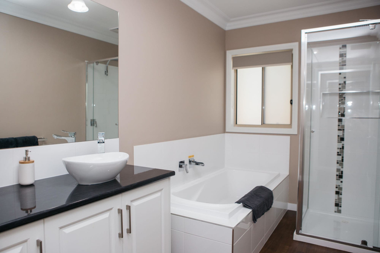 Bathroom 3, Bell's Cottage Collective, Gr. Bendigo - Central
