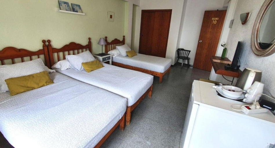 Bedroom 3, Hostal Saturno, Baleares