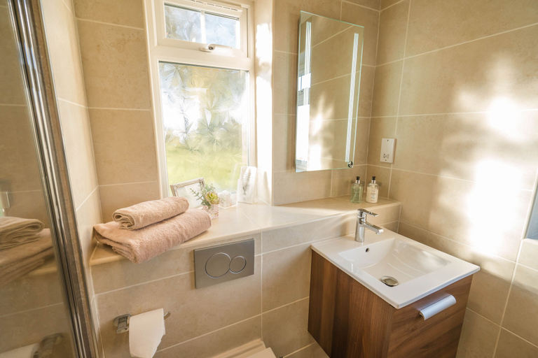 Bathroom 3, Dunroamin, Stirling