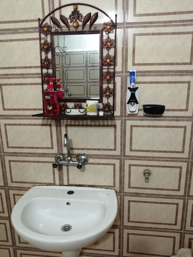 Bathroom 4, Ibn Khaldoon Apartment, Madaba