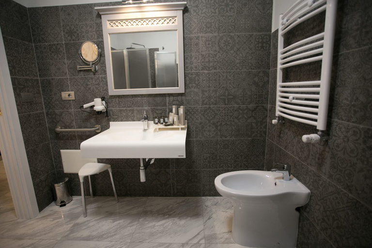 Bathroom 4, Colomba D'Oro, Vibo Valentia