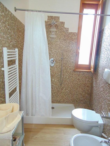 Bathroom 3, Mandorlo, Foggia