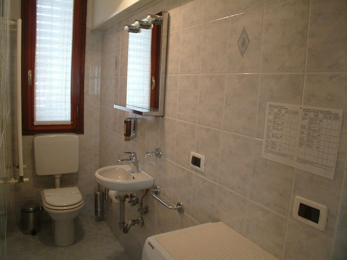 Bathroom 3, Oasis Lagoon Estate, Venezia