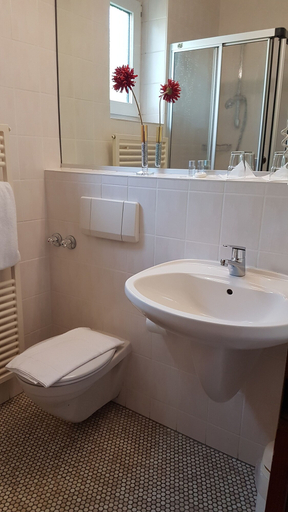 Bathroom 5, Hotel Burg Waldau, Bergstraße