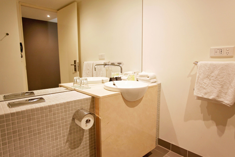 Bathroom 5, Golden Pebble Hotel, Knox - North-West
