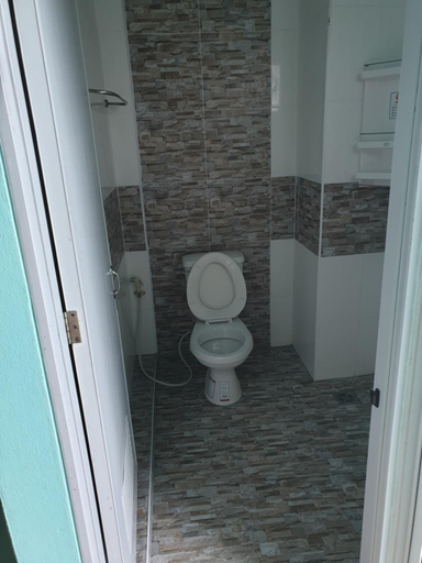 Bathroom 4, Lert Sri Hotel, Muang Suphanburi