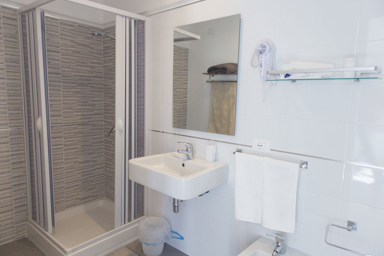 Bathroom 4, La Chambre, Cosenza