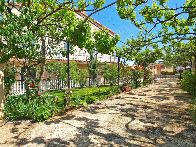 Others 4, Apartment 1954, Fažana
