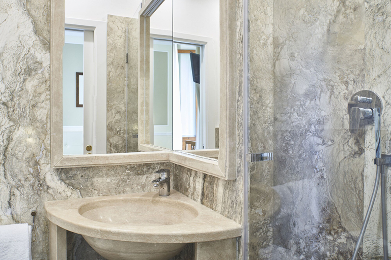 Bathroom 5, Hotel Chiusarelli, Siena