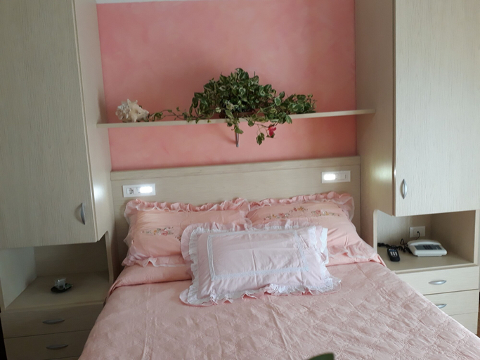 Bedroom 3, Hotel Maxim, Rimini