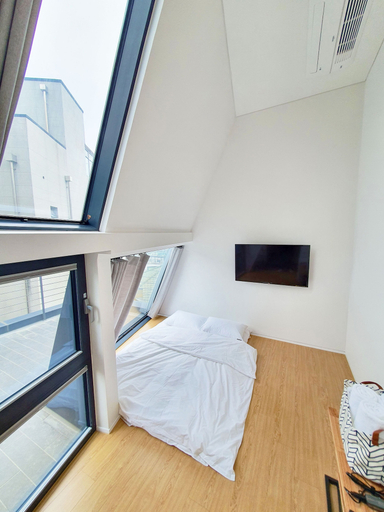 Bedroom 2, Yolo Guesthouse - Hostel, Jung