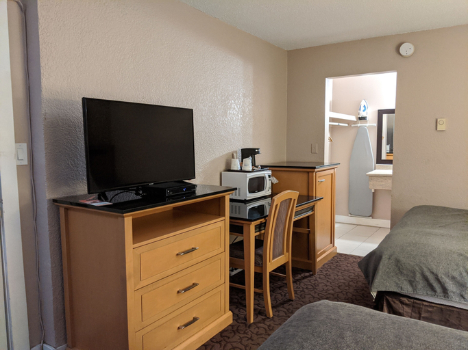 Bedroom 3, Howard Johnson by Wyndham Downtown Kamloops, Thompson-Nicola