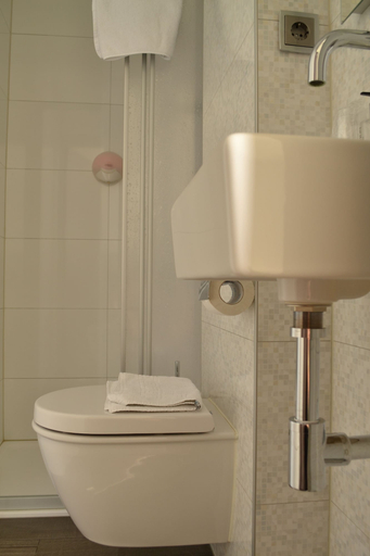Bathroom 4, Hotel Clemens Amsterdam, Amsterdam