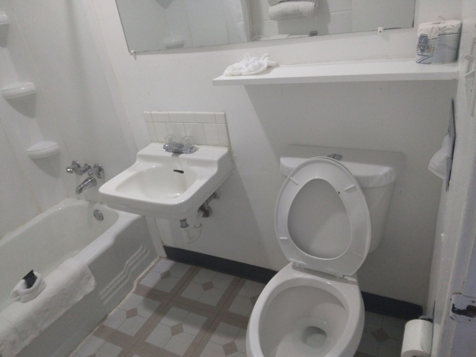 Bathroom 3, Royal Inn, Natrona