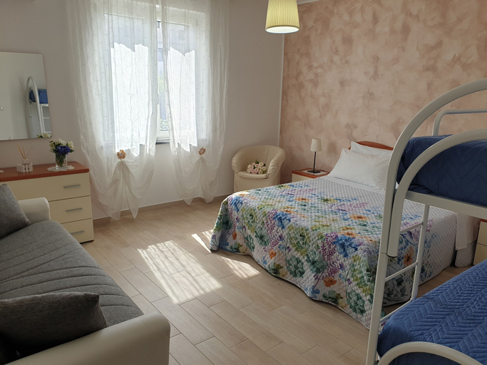Bedroom 2, Villa Rosa, Napoli