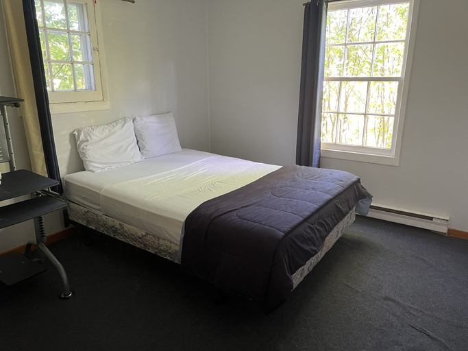 Bedroom 3, Tally-Ho Inn, Muskoka