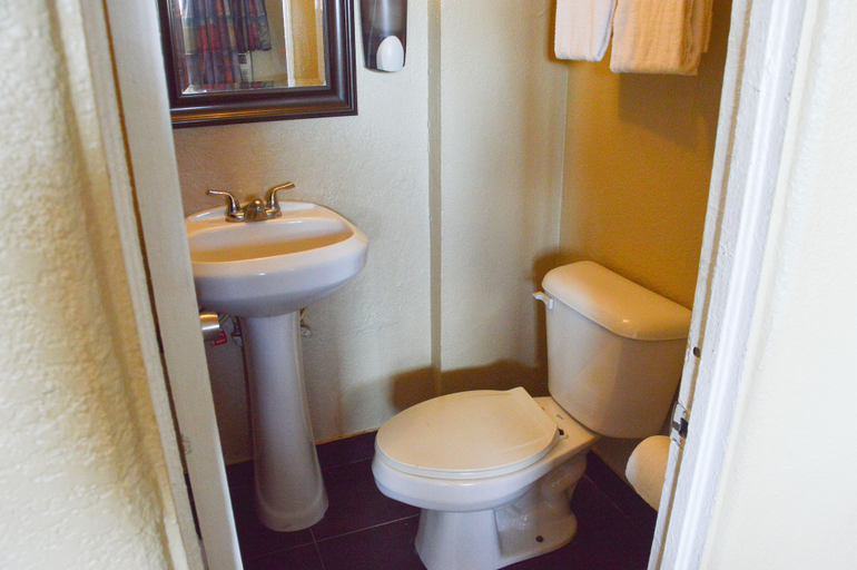 Bathroom 3, San Marina Motel, Volusia