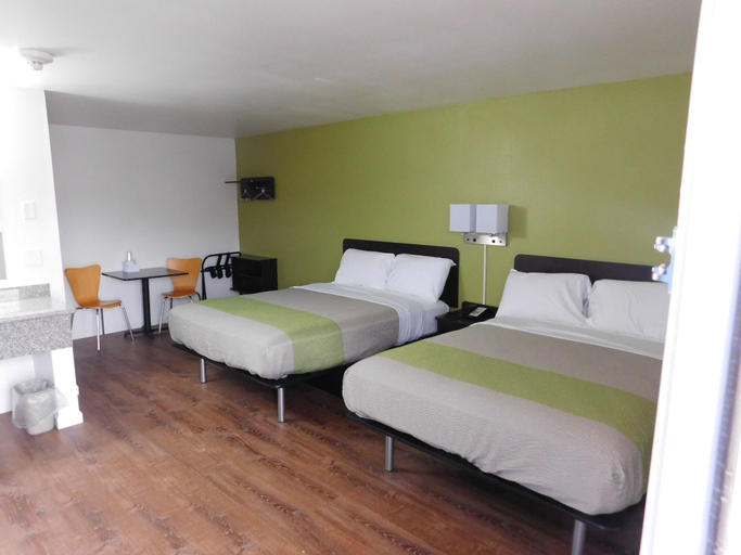 Bedroom 3, Motel 6 Burlington, WA, Skagit