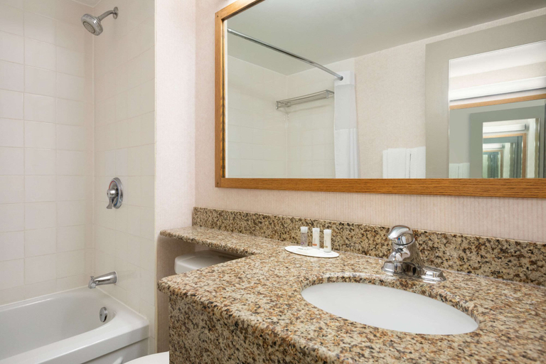 Bathroom 4, Days Inn & Conference Centre by Wyndham Renfrew, Renfrew