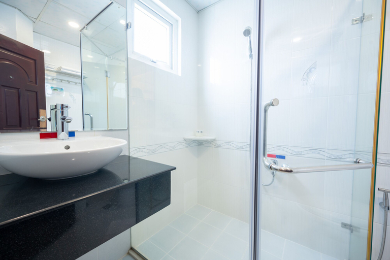 Bathroom 5, Duc Vuong Saigon Hotel - Bui Vien, District 1
