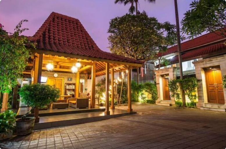 Exterior & Views, SMV . 7-BR · 7BR Pool Prime Area Walk to Beach N Shops Legian, Badung