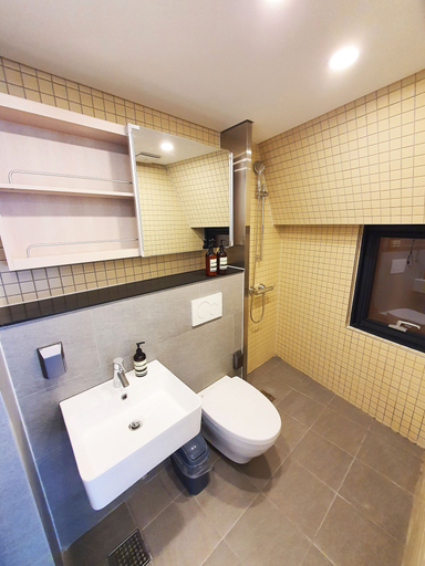 Bathroom 3, Yolo Guesthouse - Hostel, Jung
