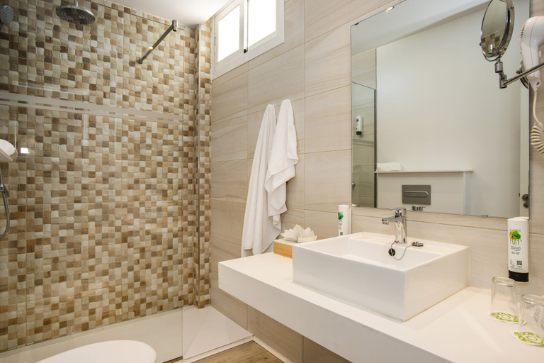 Bathroom 4, Aparthotel Houm Plaza Son Rigo, Baleares