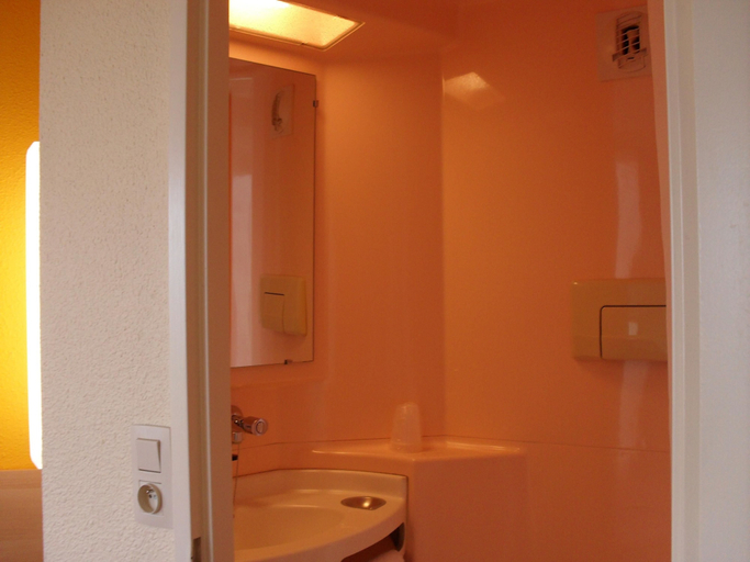 Bathroom 5, Premiere Classe Hotel Liege, Liège