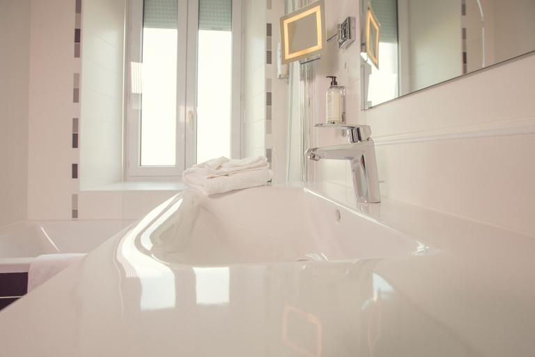 Bathroom 4, Best Western Plus Hôtel Richelieu, Haute-Vienne