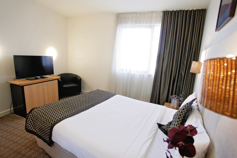 Bedroom 4, Golden Pebble Hotel, Knox - North-West