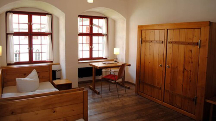 Bedroom 5, Kloster Heiligkreuztal Tagungshaus, Biberach