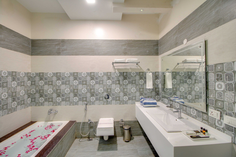 Bathroom 5, Maulik Mansion Resort, Nainital