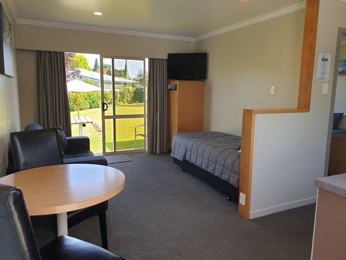 Bedroom 4, Lakeside Motel & Apartments, Southland