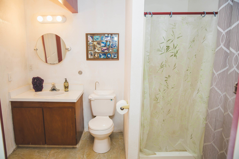 Bathroom 4, Kona Hawaii Guesthouse, Hawaii