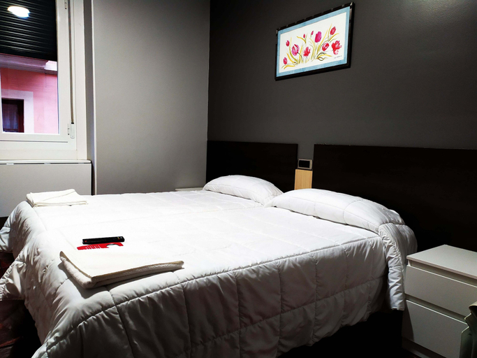 Bedroom 4, Pensión La Bilbaina - Albergue Logroño, La Rioja