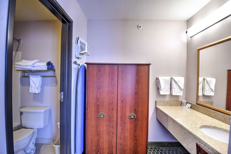 Bathroom 3, SureStay Hotel by Best Western Ottawa, Franklin