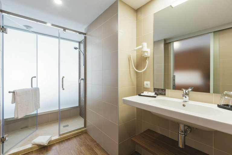 Bathroom 4, Hotel Riu Bravo - 0'0 All Inclusive, Baleares