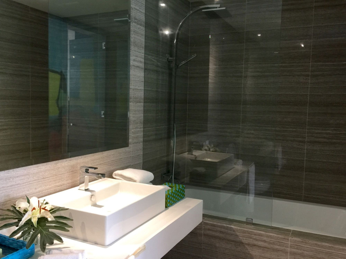Bathroom 5, Astoria Current, Malay