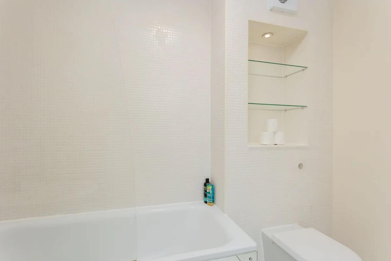 Bathroom 2, Vivid Apartment in Central London, London