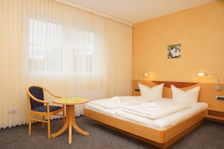 Bedroom 2, Warias Hotel & Restaurant, Saalekreis