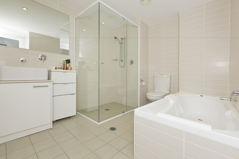 Bathroom 4, Sevan Apartments, Great Lakes