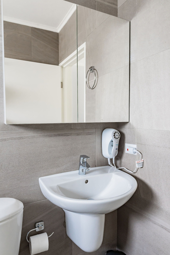 Bathroom 4, The Palm Leaf Apartments