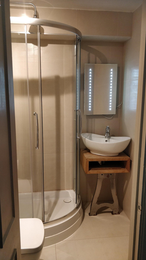 Bathroom 4, The Spread Eagle Hotel, Oxfordshire