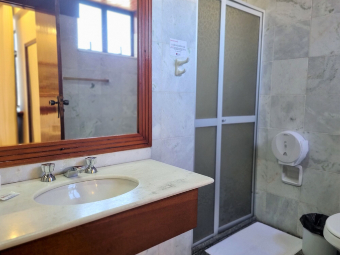 Bathroom 5, Lucape Palace Hotel, Barbacena